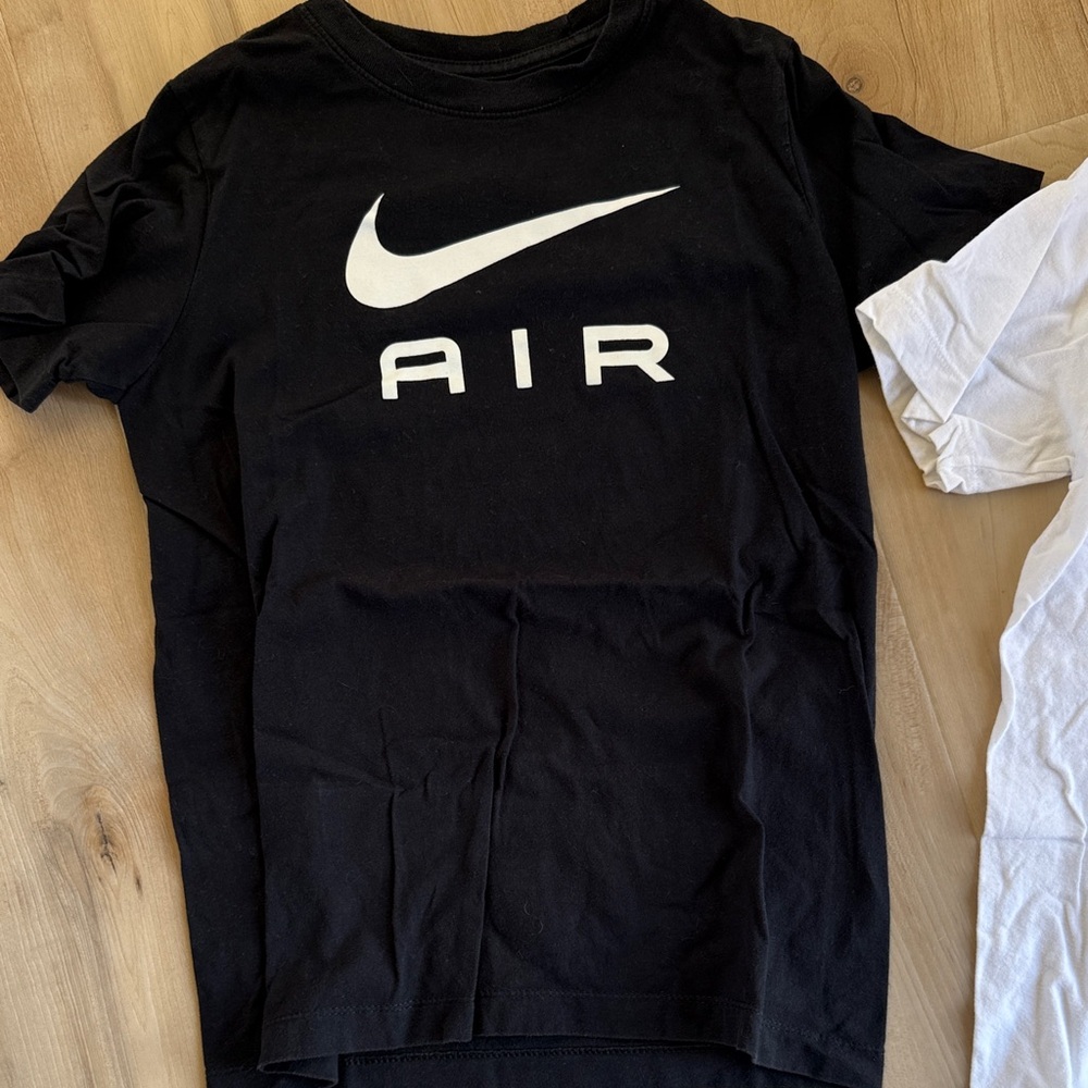 4 Nike shirts. 3- short sleeve t shirts and 1 Drifit long sleeve. Good condition